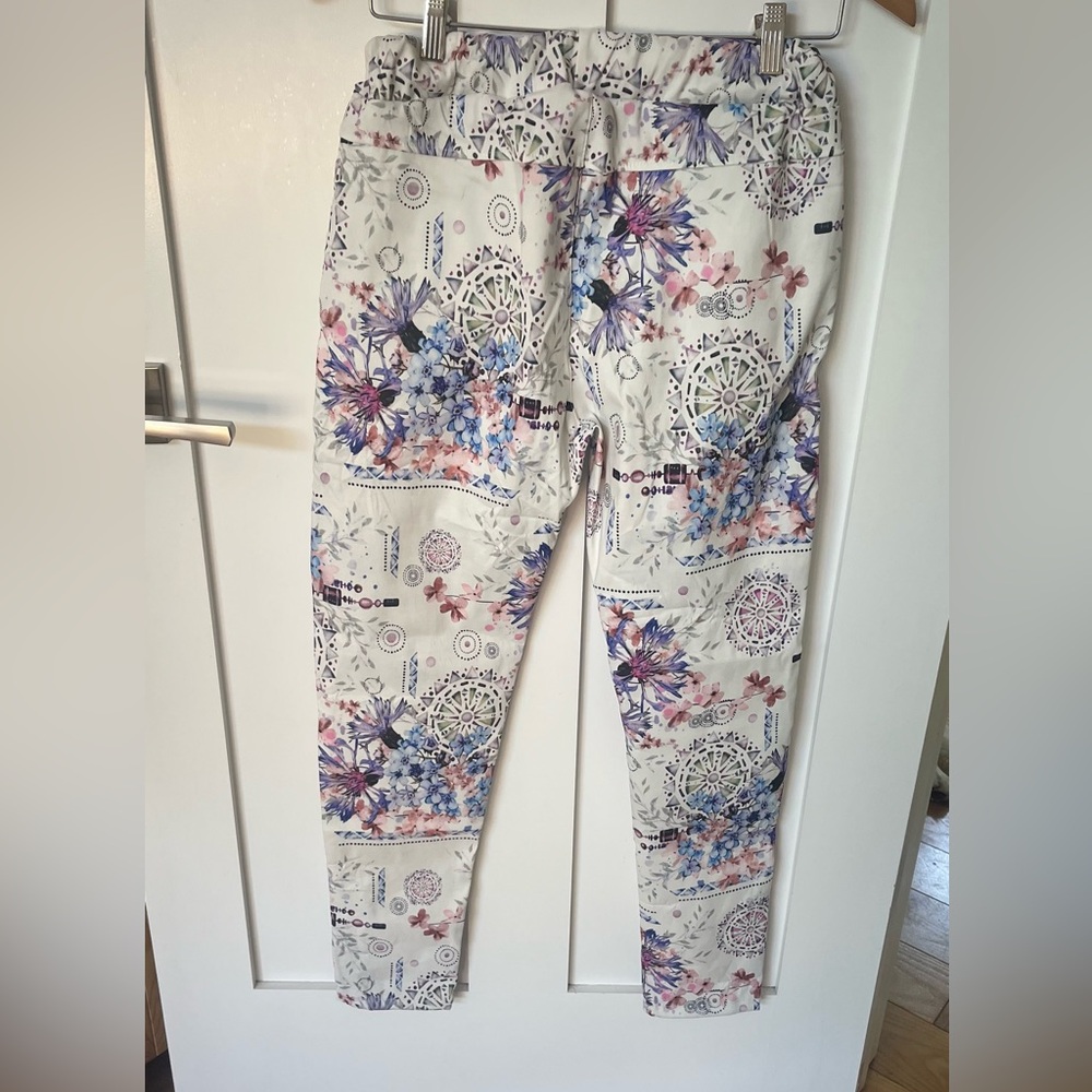 Venti6 Crinkle Jogger White with floral/shapes Small
Made in Italy - Picture 2 of 5